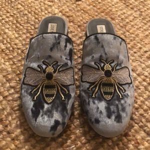 Crushed velvet Steve Madden mules with bumble bee